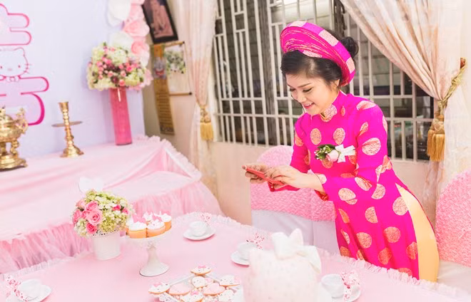Tham gia buổi lễ đính hôn thú vị này đa số là bạn bè thân thiết của cô dâu và gia đình hai bên. "Mọi người đều vui vẻ, chúc phúc cho vợ chồng tôi. Một số người lớn tuổi còn thích thú, đùa vui rằng, tham gia buổi tiệc này họ cảm thấy mình trẻ ra nhiều", Thảo chia sẻ.