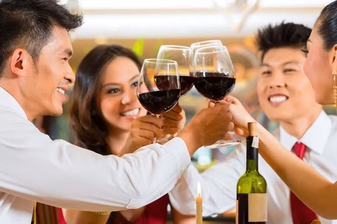 Tuyệt đối không 'đọ': Đừng vì bất cứ lý do gì mà 'hơn thua' trong khi uống rượu. Chỉ lên ly khi có lý do thực sự hợp lý, và khéo léo từ chối những lời mời, lời khích từ người khác.