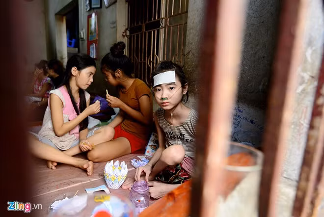 Cách đây 2 năm, đôi chân Nhi bại liệt do lần sơ sẩy, trượt ngã cầu thang. Rủi ro chưa dừng lại khi thiếu nữ Hà Nội này mắc thêm căn bệnh suy phổi, biến chứng do không kịp chữa trị. Hiện tại, một bên phổi của em hỏng hẳn, bên còn lại cũng chịu tổn thương nặng nề. Hàng ngày, em phải trải qua những cơn khó thở, ho khan và nhiều trận sốt li bì mỗi khi thời tiết thay đổi.