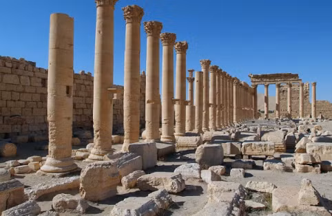  9. Syria. Cuộc chiến tranh vẫn đang diễn ra ở Syria hiện nay khiến đất nước này là một điểm đến đặc biệt nguy hiểm. Chỉ những người có nhiệm vụ đặc biệt như các nhà hoạt động nhân quyền, nhà báo, quan chức mới mạo hiểm đặt chân đến Syria. Ngoài ra cho dù Syria có an toàn hơn thì việc du lịch đến đất nước này cũng rất khó khăn bởi thủ tục visa rườm rà và khá đắt đỏ.