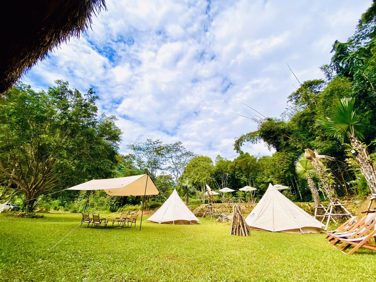 Từ Chiêm Hóa, du khách di chuyển theo con đường nhỏ rẽ vào thác dài khoảng 25km. Đường đi thuận tiện và sạch, có nhiều nhà sàn nằm dọc hai bên đường.