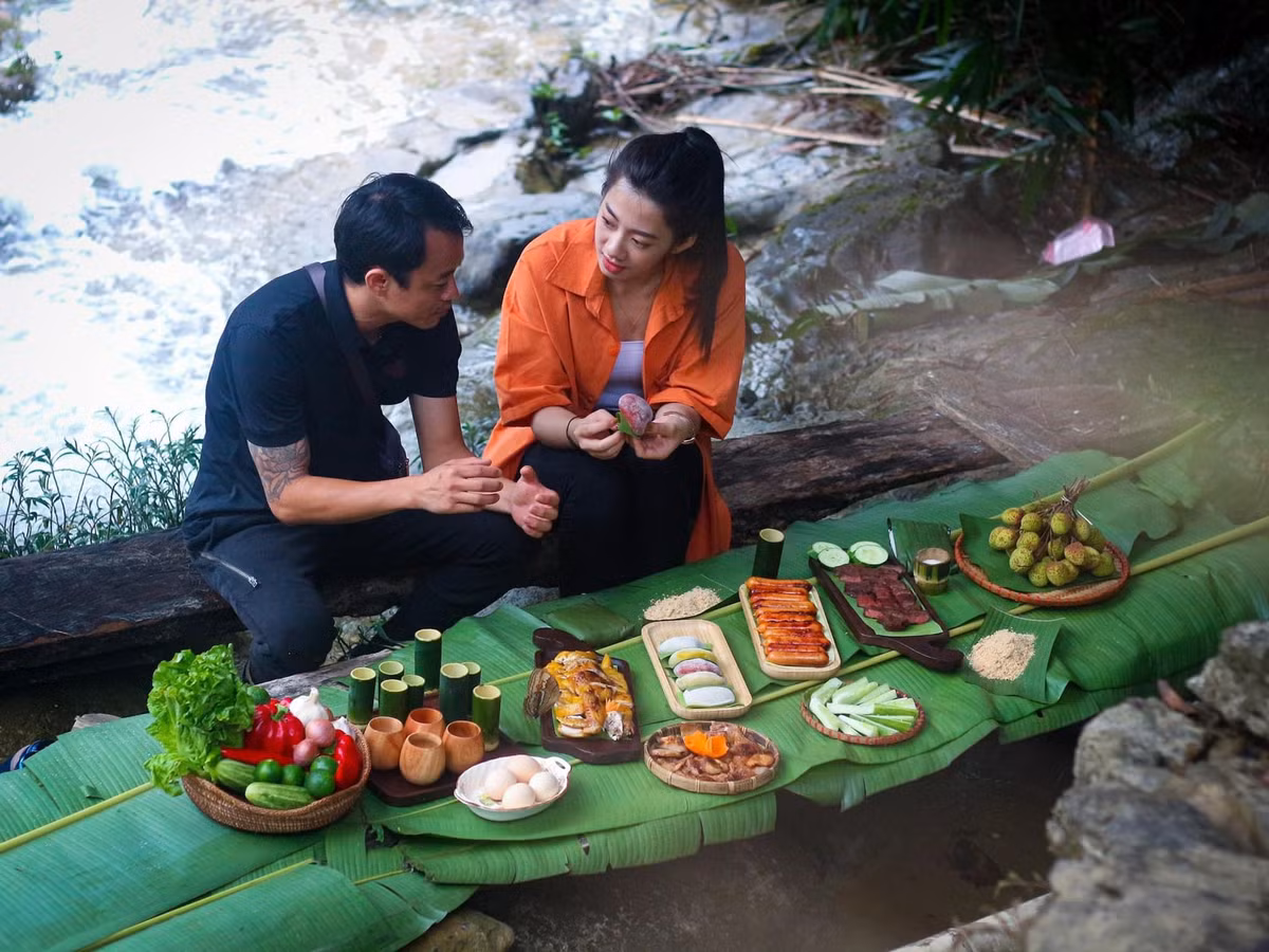 Thác Bản Ba gồm các chuỗi thác liên hoàn với 3 tầng lớn, gồm: Tát Củm, Tát Cao, Tát Gió, cùng lúc đổ nước thẳng đứng từ độ cao hàng chục mét xuống lòng thác và có nhiều thác nhỏ xung quanh.