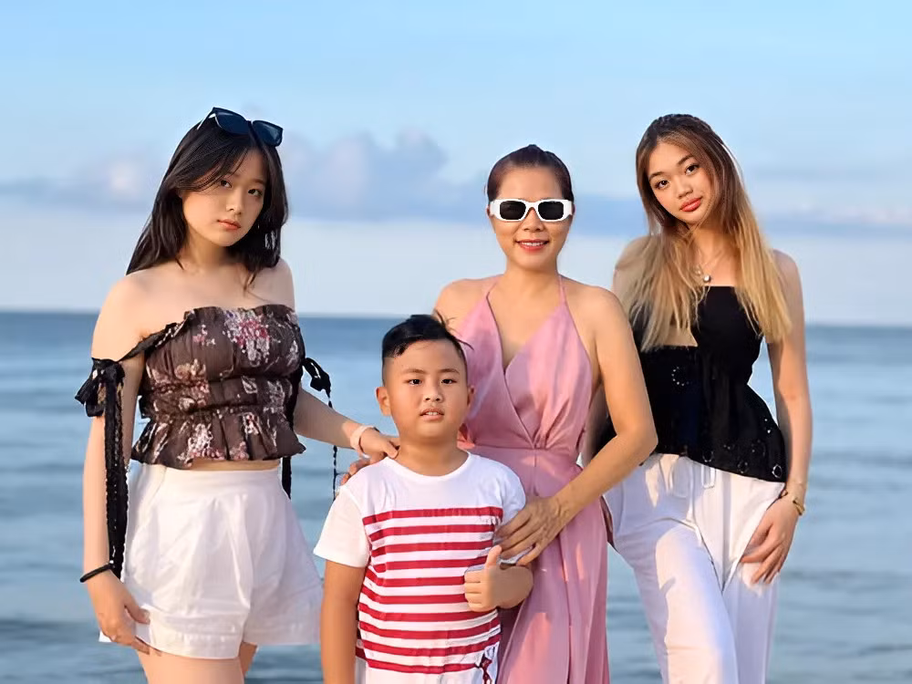 Mỹ Lệ chia sẻ: "Jennifer nhanh nhẹn và nhiều tài vặt nhưng không đam mê, quyết liệt với bộ môn nào. Tôi muốn bé học ít thôi để phát triển năng khiếu khác. Biết đâu lớn chút nữa, bé lại thích làm gì đó liên quan đến nghệ thuật. Song, dù làm gì đi nữa, công việc chính là tiếp quản việc kinh doanh của gia đình".