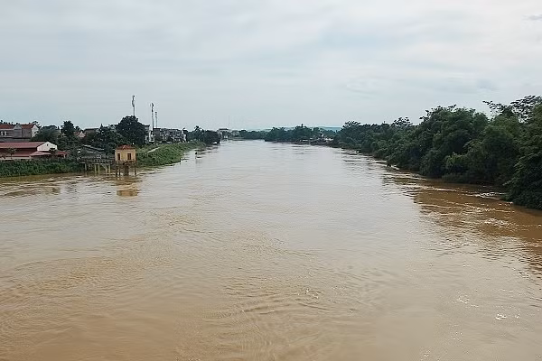 Thanh Hoa: Nuoc dang len nhanh, bao dong cap 2 tren song Ma