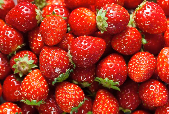 Dâu tây: Một quả dâu tây chứa 3 kcals và còn chứa nhiều vitamin C hơn trọng lượng tương đương của cam. Dâu tây còn hỗ trợ tiêu hóa. 
