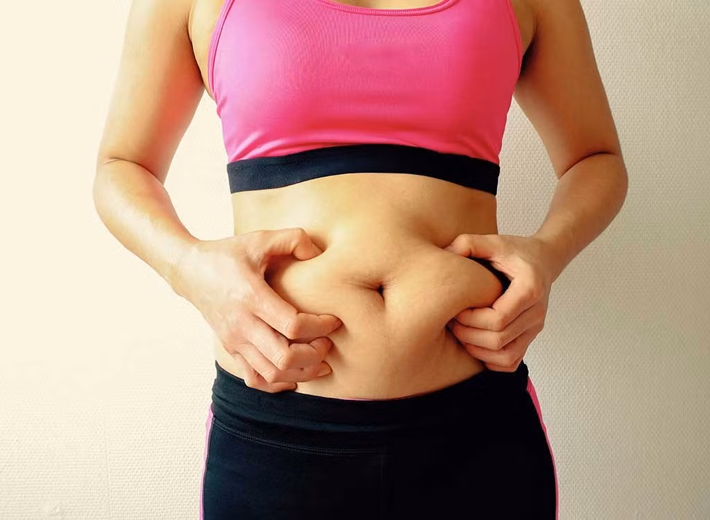 Muốn giảm cân cần phải biết rõ tình trạng mỡ trên cơ thể mới mình có được giải pháp thích hợp. Đầu tiên là loại mỡ mềm: Vì có hormone nữ nên phụ nữ bị tích tụ nhiều mỡ mềm hơn đàn ông, nhất là ở bụng, hông, đùi hoặc cánh tay. Lớp mỡ này rất nhẹ và xốp nên khi giảm mỡ mềm rất khó nhận ra nếu chỉ căn cứ vào cân nặng. Bạn chỉ biết mình đã giảm mỡ mềm khi mặc quần áo vào thấy rộng ra. Mỡ này rất khó giảm dù bạn có tập luyện chăm chỉ.