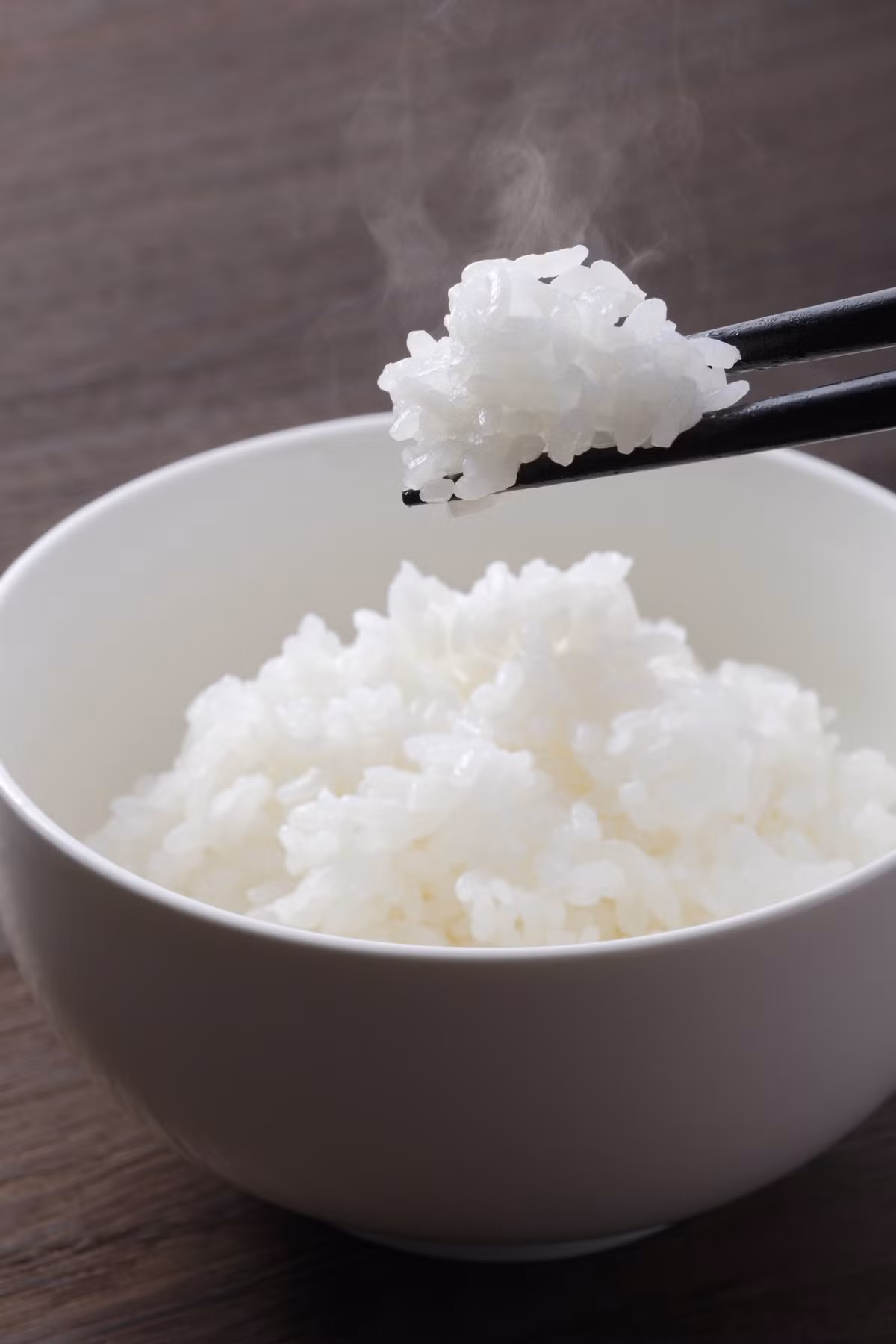 Có thể dễ dàng tránh ngộ độc từ cơm nguội nếu bạn áp dụng vài nguyên tắc bảo quản cơ bản như sau: Ăn cơm ngay sau khi nấu chín và sau đó để nguội càng nhanh càng tốt, lý tưởng nhất là trong vòng 1 tiếng. Đây là điều quan trọng nhất. 