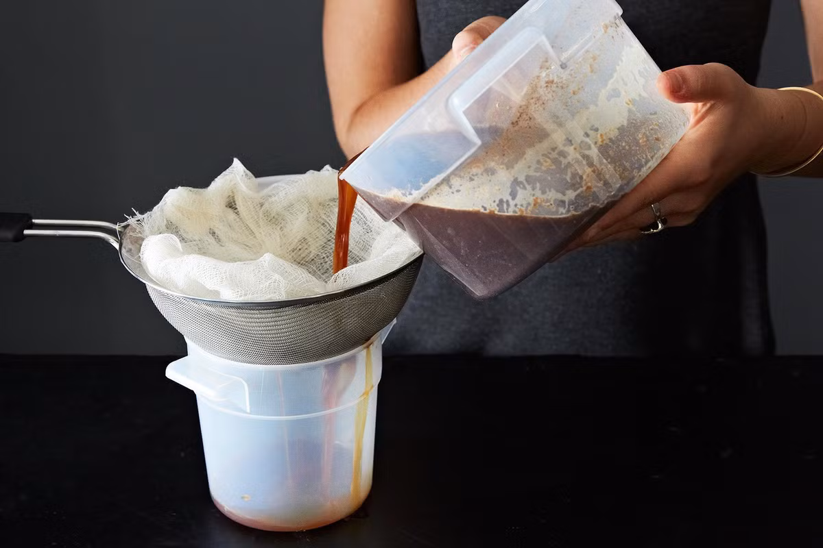 Cà phê chứa rất nhiều hóa chất thực vật, chất chống oxy hóa và các dưỡng chất khác có lợi cho cơ thể. Nhưng không may, uống cà phê có thể gây trào ngược axit hoặc các vấn đề tương tự. Cà phê ủ lạnh sẽ khắc phục được điều này vì khiến dạ dày dễ chịu hơn rất nhiều, nói chính xác là dễ tiêu hóa và dịu nhẹ hơn rất nhiều. 