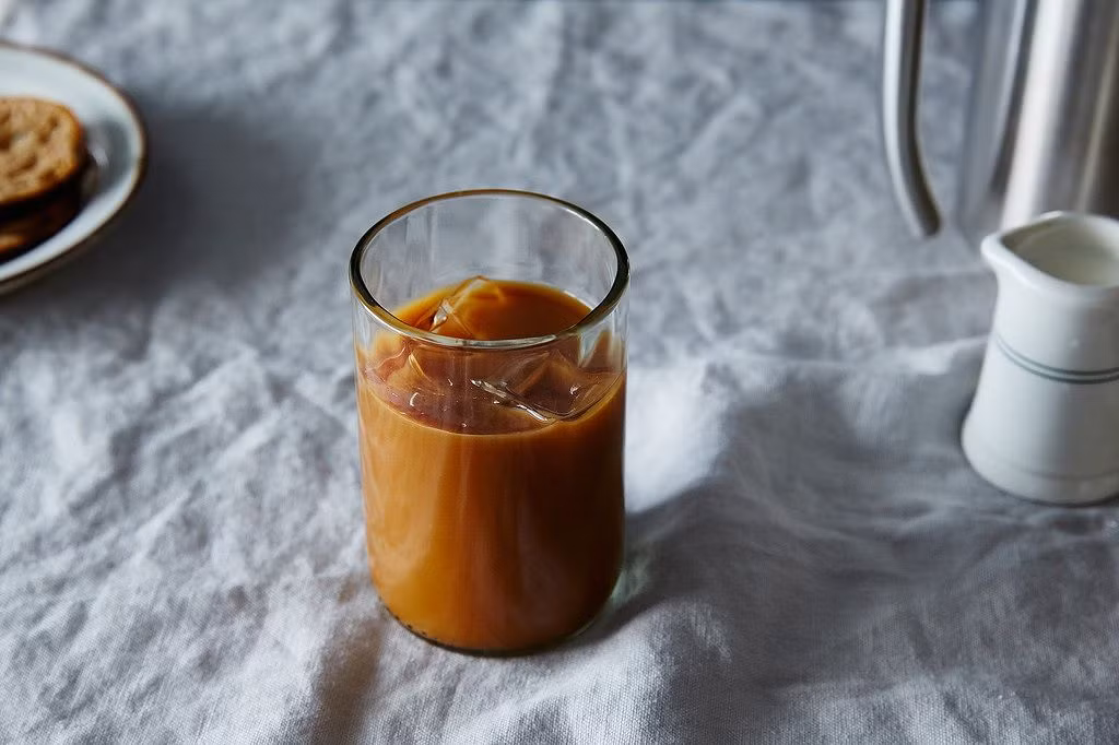 Ngoài pha cà phê với nướng nóng thì còn có một phương pháp pha chế khác là dùng nước nguội. Nếu bạn đã từng nghe đến cà phê ủ lạnh nhưng chưa biết gì nhiều về nó bạn sẽ tìm được câu trả lời ngay tại đây. 