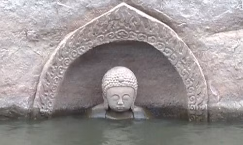 Tuong Phat bi an 600 tuoi bong dung “troi len” giua ho nuoc