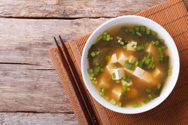 Miso cũng là một loại đậu nành lên men bằng muối và nấm koji. Loại sốt này được dùng trong các món ăn truyền thống của Nhật Bản, đặc biệt là món súp miso nổi tiếng. Miso là nguồn cung cấp chất đạm và chất xơ, vitamin, khoáng chất, trong đó có vitamin K, magie và đồng. 