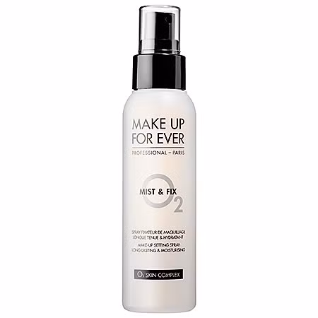 Xịt lên mặt một lớp nước set lớp make up. Đối với những người da khô hoặc da thường thì bước này được thực hiện sau cùng. Nhưng với những người da dầu muốn giữ lớp trang điểm bền màu thì xịt nước này sẽ khóa dầu để dầu không thoát lên bề mặt da. 