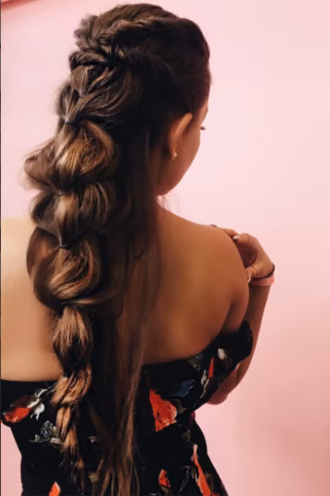 Hãy thay đổi kiểu tóc dài bằng cách kết các lọn tóc lại với nhau thành hình trái tim để tạo thành một kiểu tóc đẹp cho ngày valentine giống như một blogger về làm đẹp đã thực hiện. 