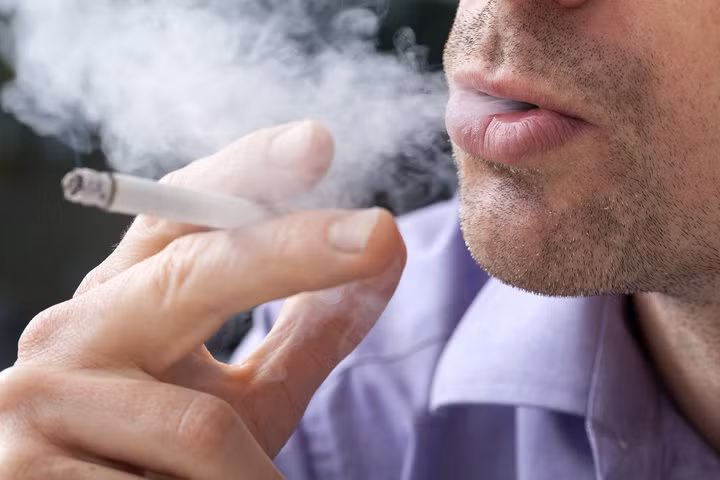 Hút thuốc cũng gây bạc tóc: Nghiên cứu cho thấy những người hút thuốc sẽ có nguy cơ bạc tóc sớm cao gấp 2,5 lần những người không hút thuốc khác. Hơn nữa hút thuốc còn có thể gây hói đầu vì hóa chất trong thuốc lá có thể phá vỡ các tế bào tóc gây hỏng tóc. 