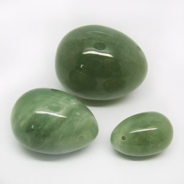 Dùng trứng cẩm thạch cho vùng kín: Đây là quả trứng hình oval làm bằng cẩm thạch được dùng để đưa vào bên trong vùng kín khiến vùng kín săn chắc, cân bằng hormone và tăng sinh lực. Đây là trải nghiệm gần đây nhất của nữ diễn viên nổi tiếng Gwyneth Paltrow. Tuy nhiên, việc đưa vật lạ vào vùng kín không chỉ làm tăng nguy cơ viêm nhiễm mà còn ảnh hưởng tới vòng tránh thai (nếu có). Chuyên gia sức khỏe gợi ý nếu muốn cơ vùng kín săn chắc thì chỉ nên tập các động tác Kegel.