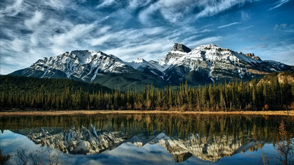 Canada: Đến Canada, du khách sẽ được gặp những người dân bản địa dễ mến, văn hóa đa dạng, ẩm thực hấp dẫn cùng những điểm đến vô tận. Du lịch Canada là sự kết hợp giữa khám phá mạo hiểm và hiện đại.