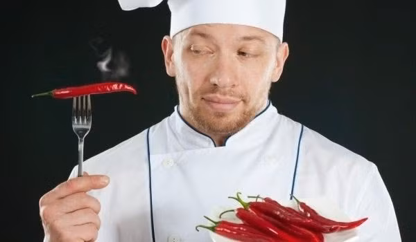 Như vậy, nếu khả năng ăn cay của bạn tốt hơn những người khác thì có thể là do gien, vì bạn thường xuyên ăn cay nên bị giảm cảm giác cay hoặc chỉ đơn giản là bạn thích cảm giác đầu lưỡi bị vị cay kích thích. (ảnh: sweetaddiction)