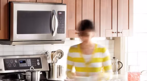Giải pháp để sử dụng lò vi sóng an toàn là dùng các vật chứa đựng bằng thủy tinh hoặc các chất liệu an toàn trong lò vi sóng. Khi sử dụng lò vi sóng tốt nhất là nên đi hẳn ra khỏi phòng vì sóng viba vẫn có khả năng đi xuyên tường. 
