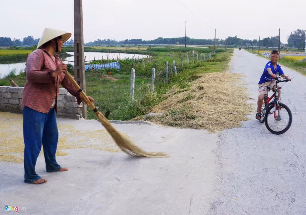 Buổi chiều ngày hè, Linh thường đạp xe trên con đường làng. Chứng kiến cậu bé ngày ngày lớn lên khỏe mạnh, bà con hàng xóm không khỏi vui mừng.