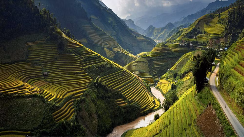 Việt Nam: Đất nước hình chữ S có vô số danh lam thắng cảnh, từ những cánh đồng lúa bạt ngàn tới đường biển dài. Việt Nam cũng có những cung đường 'phượt xe máy' được nhiều báo thế giới ca ngợi. Ẩm thực Việt Nam nổi tiếng tới mức du khách nào cũng muốn nếm thử.
