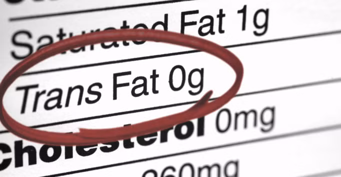 Transfat tổng hợp có trong các loại dầu thực vật thủy phân như bim bim, đồ chiên, đồ nướng. Trans fat tổng hợp gây viêm sưng và tạo hành lang cho rất nhiều bệnh kinh niên cũng như bệnh nghiêm trọng xuất hiện. 