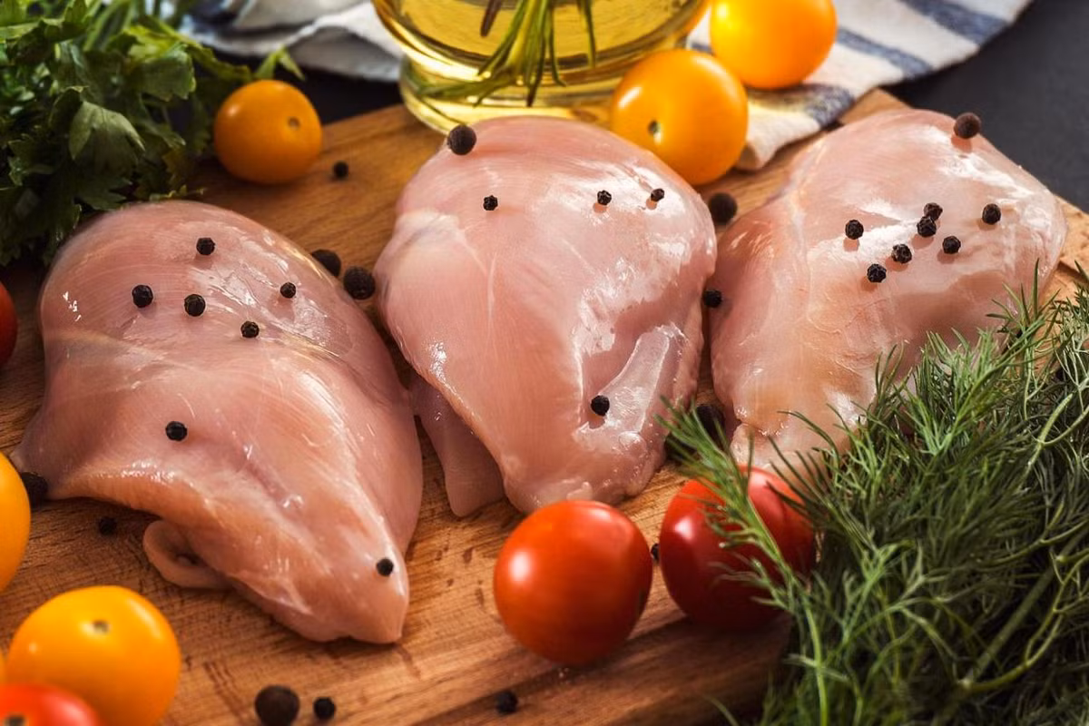 Thịt ức gà trước kia mềm, trông phúng phính và có một diềm mỡ nhỏ ở hai bên nhưng không hề có những dải màu trắng như thế này. Đây là dấu hiệu cho thấy chất lượng thịt không tốt. Loại thịt này không mềm và khó ngấm gia vị so với thịt không có dải màu trắng.