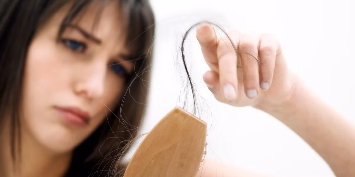 Đinh hương hoặc dầu đinh hương có thể chống rụng tóc nên có thể được dùng để làm dày tóc. 