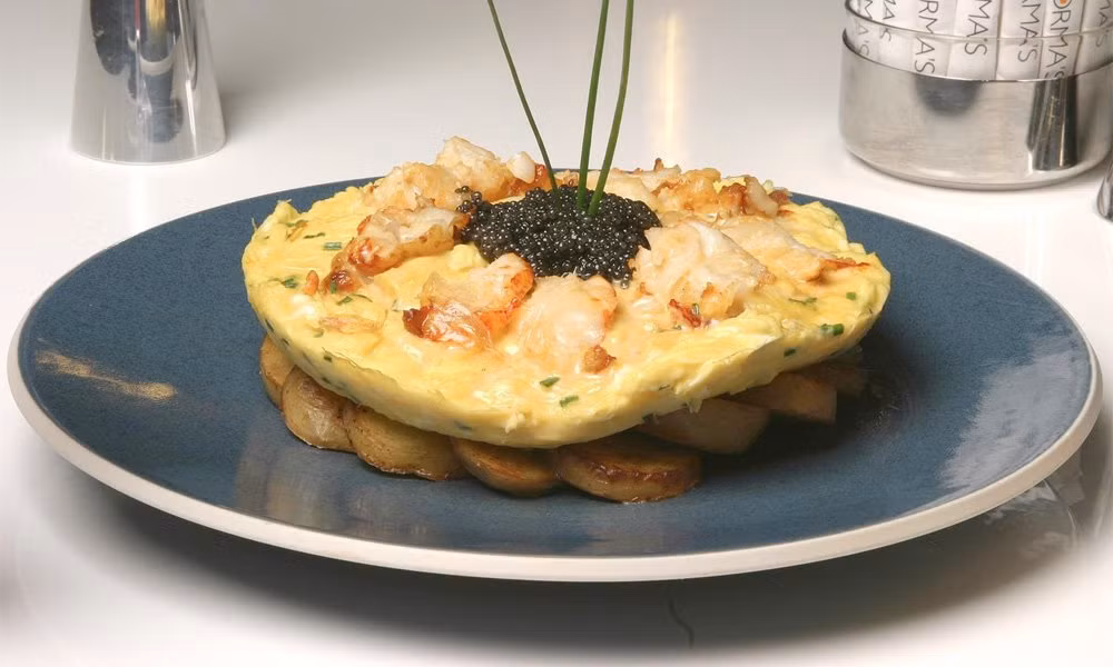 Món tôm Frittata Zillion Dollar có giá lên tới 2.000 USD nếu bạn đặt size to. Trong món trứng ốp trứng tôm này có khoảng 300g trứng tôm lấy từ tôm sông Maines. Ngoài ra còn có 6 quả trứng và nhiều loại gia vị khác.