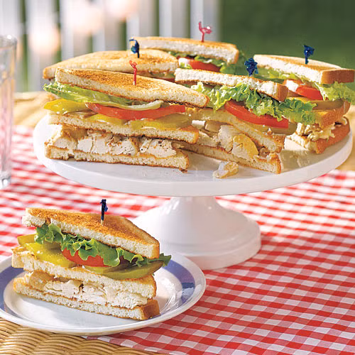 Bánh mì thịt gà: Với thịt gà không ăn hết, bạn còn có thể làm được món bánh mì thịt gà. Thịt gà xé to trộn với nước cốt chanh và ½ thìa sốt mayonnaise, cho thêm một ít muối tiêu cho đậm đà. Tiếp đến kẹp bánh mì sandwich với cà chua, dưa chuột muối và 1 lá rau diếp rồi cho thịt gà đã trộn vào giữa. 