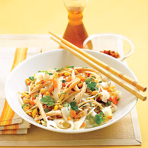 Phở trộn thịt gà: Nếu hoàn toàn không có thời gian để nấu nướng, hãy làm món phở trộn thịt gà. Phần quan trọng nhất của món ăn này là nước chấm gồm có: nước mắm, đường, tỏi, chanh, ớt khô và nước pha với nhau cho vừa đủ chua ngọt. Thêm một số loại rau cho vào như giá, cà rốt thái sợi, rau mùi và lạc rang giã nhỏ, chỉ mất 20 phút chế biến là món ăn đã hoàn thành. 