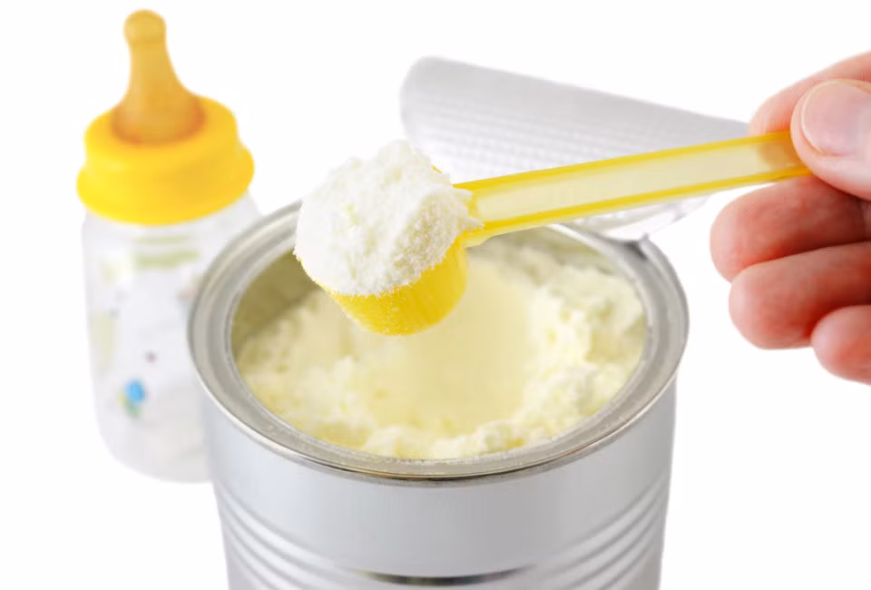 Sữa công thức: Nếu không được dán nhãn hữu cơ thì hầu hết sữa công thức có thành phần cơ bản là đậu nành biến đổi gien và rGBH làm ảnh hưởng lâu dài đến sức khỏe trẻ em. (Ảnh: Vocativ) 