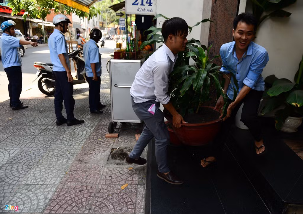 Lực lượng trật tự đô thị phường Nguyễn Cư Trinh liên tục đi kiểm tra, nhắc nhở những trường hợp còn vi phạm. 