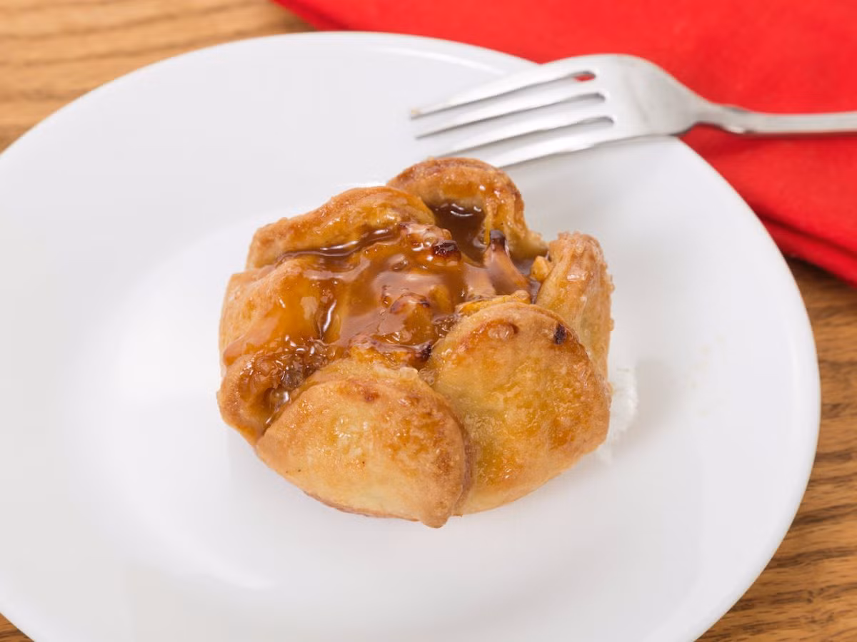 Há cảo táo của Mỹ được làm từ những lát táo thái mỏng trộn với bột nhào cùng quế và đường. Phần topping không thể thiếu được kem vani. 