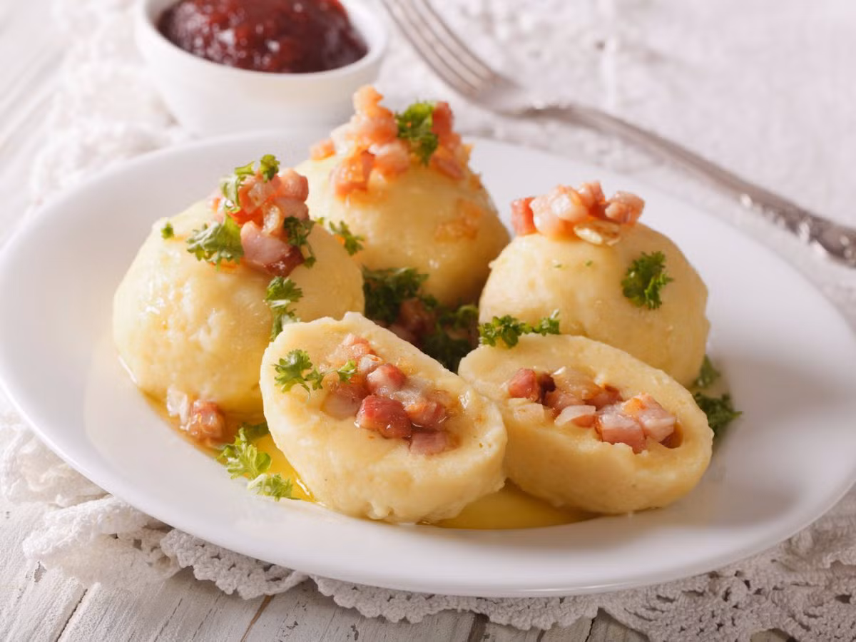 Há cảo Thụy Điển được ăn kèm với mứt dâu lingonberry và bơ. Há cảo được làm từ khoai tây hoặc bột mì, nhân là nhân thịt. 