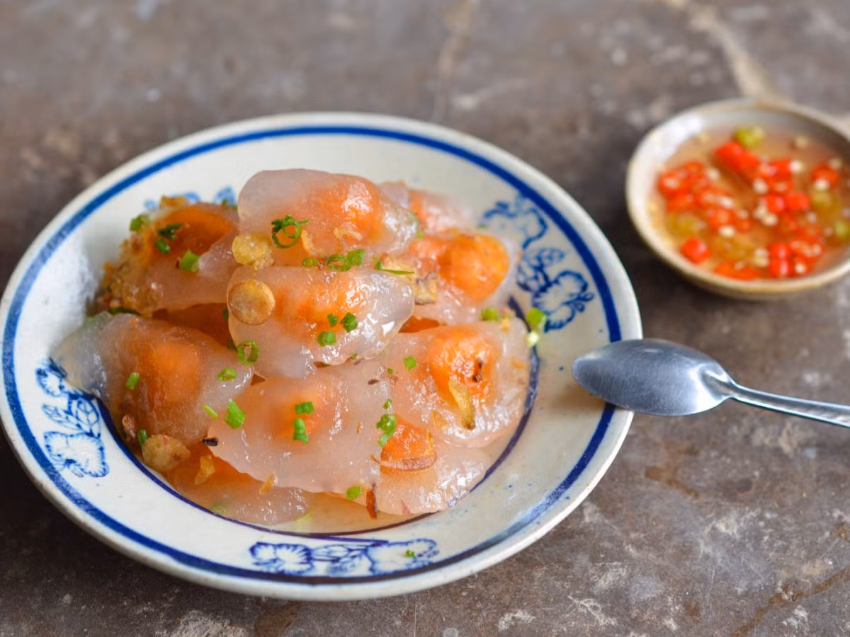 Bánh bột lọc chính là phiên bản há cảo Việt Nam. Vỏ bánh được làm từ bột năng nên dai. Nhân bánh bột lọc thường là thịt lợn và tôm. (Nguồn ảnh: Insider)