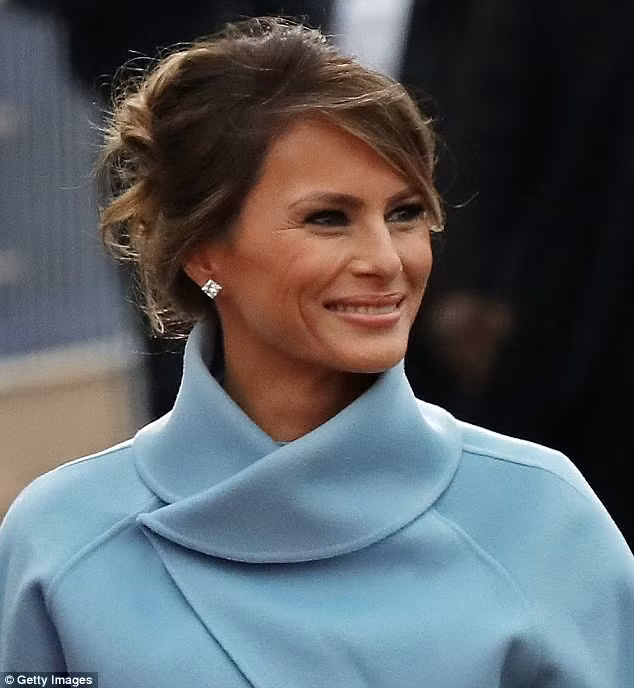 Chuyên gia làm tóc lâu năm của phu nhân tổng thống Donald Trump tiết lộ sẽ tạo cho cựu người mẫu này một mái tóc bới cao vì không muốn những sợi tóc lòa xòa làm ảnh hưởng đến những nếp gấp hoàn hảo của bộ trang phục một màu của hãng Ralph Lauren. Kiểu tóc này cũng tôn lên những đường nét trên gương mặt của bà Melania. 
