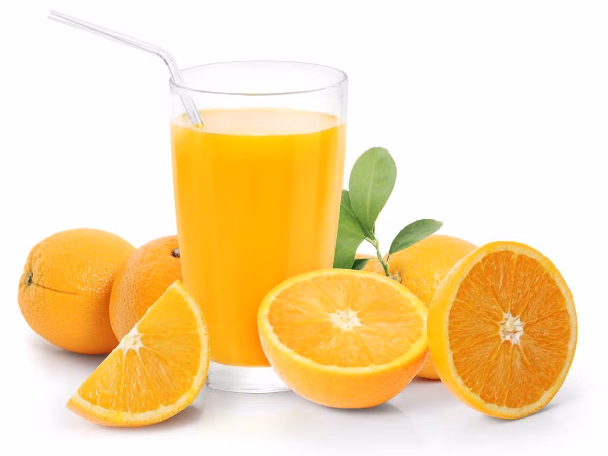 Sau khi uống rượu về và trước khi đi ngủ, nên uống một ly cà phê hoặc một cốc nước cam để sáng hôm sau thức dậy được tỉnh táo. (Ảnh: organicfacts)