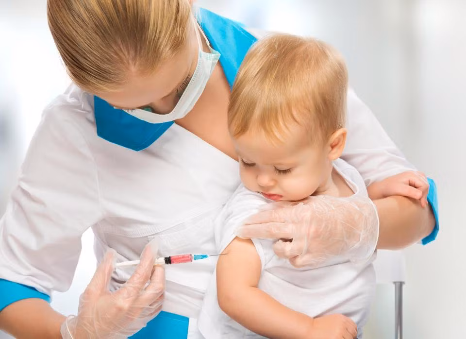 Trẻ em dưới 18 tuổi và người trẻ tuổi dễ bị nhiễm khuẩn màng não cầu qua mũi và cổ họng và có thể lây cho những người khác khi đến những nơi đông người mà hoàn toàn không biết mình đang mang loại vi khuẩn có thể gây chết người này trong người. 