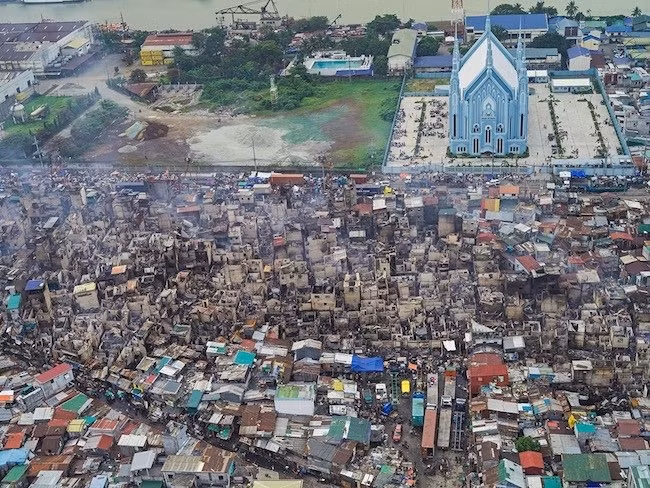 Nằm ngoài trung tâm đô thị phồn hoa chỉ dành cho người giàu có và xét lý lịch ba đời để đảm bảo có tư cách "quý tộc" mua đất, là khu ổ chuột đông đúc bậc nhất thế giới, ước tính có tới 100.000 người/km2. Tháng trước, nhiếp ảnh gia Đức, Bernhard Lang đã chụp lại khu này từ trên cao. Ảnh: Khói bốc lên từ khu nhà.