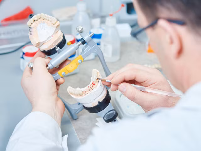 Người chuyên vệ sinh răng miệng, nha sĩ được cho là nghề tổn hại sức khỏe nhất khi phải làm sạch và kiểm tra răng miệng, đầu, cổ để phát hiện các bệnh ở khoang miệng. 100% người làm nghề này phải tiếp xúc với bệnh tật, ngoài ra phải tiếp xúc với bức xạ và thường xuyên phải ngồi một chỗ.