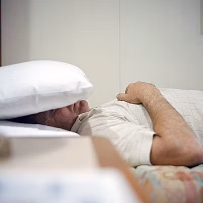 Phớt lờ chuyện ngủ ngáy: Ngáy ngủ không chỉ là một khó chịu nhỏ mà có thể là dấu hiệu của một bệnh nghiêm trọng hơn: ngưng thở tắc nghẽn khi ngủ. Rối loạn này có thể khiến huyết áp tăng vùn vụt. Những người có nguy cơ mắc chứng bệnh này là người béo phì, thừa cân nhưng người mảnh mai cũng có thể bị. 