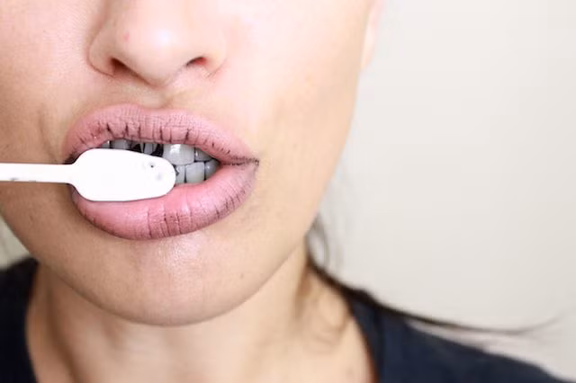 Bạn có tin vào công dụng của than hoạt tính trong việc làm trắng răng. Đầu tiên bạn đánh răng như bình thường rồi lấy một chút bột than hoạt tính để lên bàn chải ướt rồi đánh tiếp. Sau đó xúc miệng thật sạch cho hết bột than. 