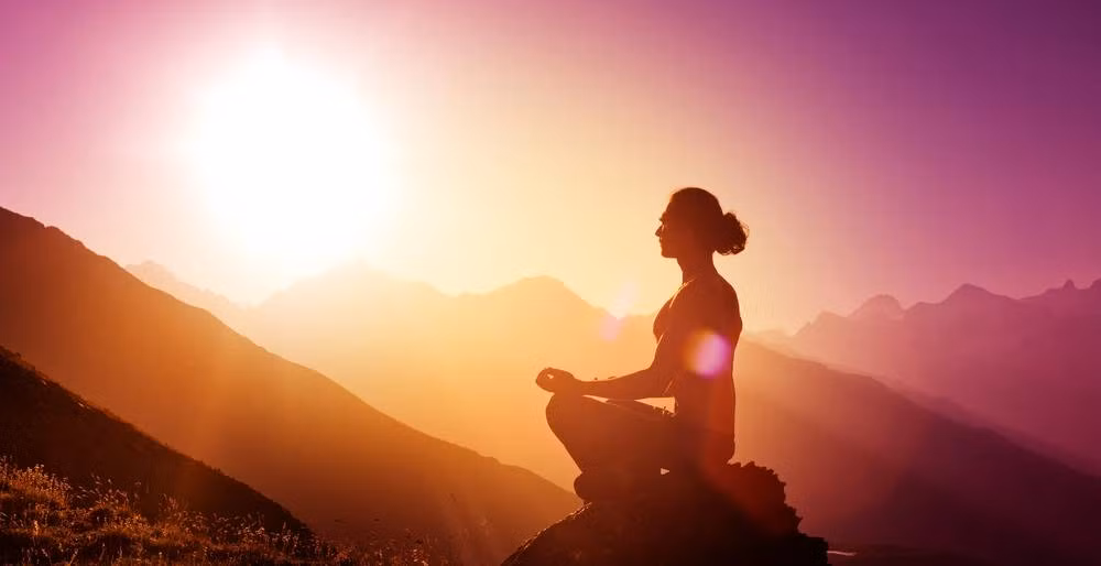 Xả stress: Căng thẳng từ công việc, tiền nong không chỉ làm tăng huyết áp mà còn khiến cơ thể ngập trong hormone stress, làm chậm quá trình tạo cơ, hạn chế tiêu mỡ và ảnh hưởng đến cả việc tập tành. Hãy vượt qua 17 ngày đầu năm mới bằng cách dành vài phút mỗi ngày ngồi thiền để xả stress. Cơ thể sẽ rất cám ơn bạn vì điều này.