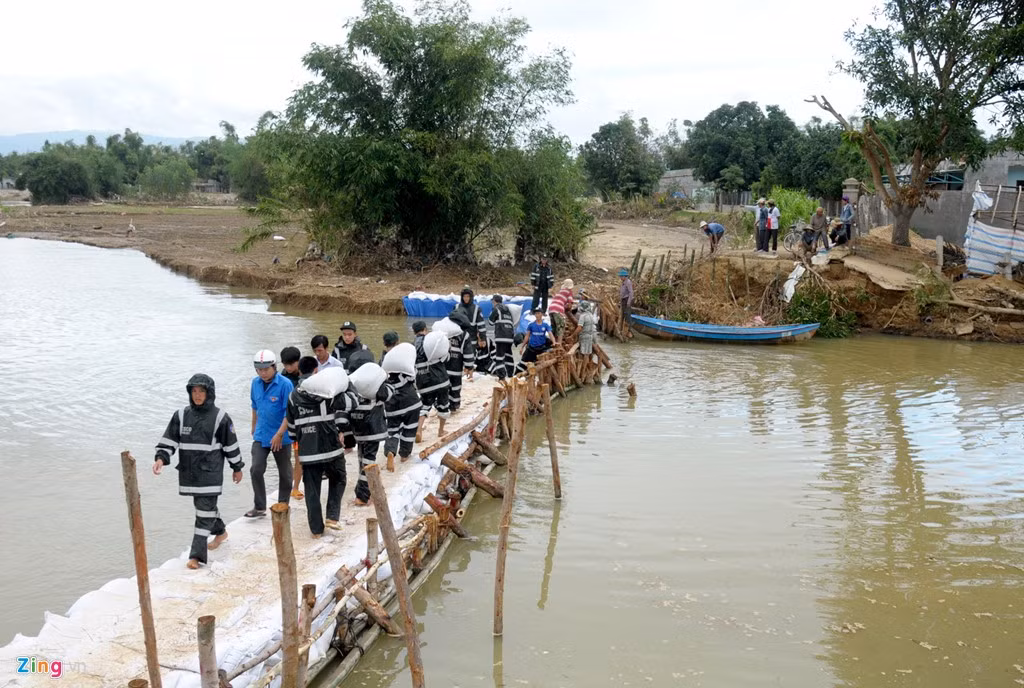 Mưa lũ lịch sử đã biến đoạn đê dài hơn 100 m thành nhánh sông sâu. 