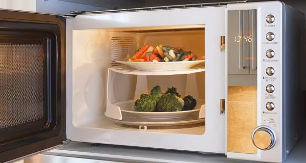Lò vi sóng có diệt được vi khuẩn bên trong thực phẩm? Nhược điểm lớn nhất của lò vi sóng về mặt an toàn thực phẩm là phân bố nhiệt độ không đều. Lò vi sóng chỉ có thể diệt được những vi khuẩn gây bệnh nếu thời gian và nhiệt độ phù hợp. Ở nhiệt độ trên 60 độ C, hầu hết các vi khuẩn gây bệnh đều bị tiêu diệt nhưng các độc tố do vi khuẩn sản sinh ra thì vẫn tồn tại. Tương tự như vậy với các phương pháp chế biến khác. Như vậy, để giảm thiểu những nguy cơ này thì chỉ còn cách là bảo quản thực phẩm sao cho tốt.
