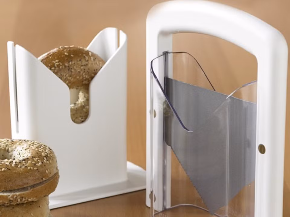 Bạn không cần đến một chiếc máy cắt bánh vòng mới có thể chia chiếc bánh thành hai phần đều nhau. Nếu dùng dao thì bạn sẽ tiết kiệm được một chút diện tích trên bàn bếp. 