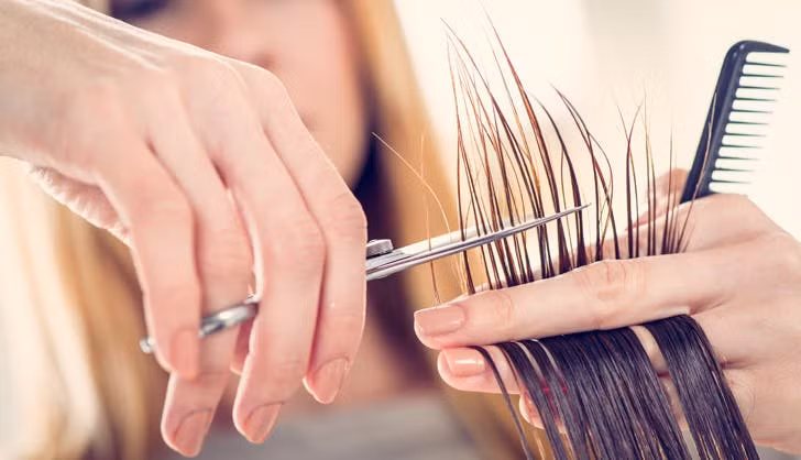 Chọn kiểu cắt phù hợp: Kiểu cắt càng tỉa ít thì tóc trông sẽ càng dày. Vì vậy, bạn cần tránh xa những kiểu tóc cắt tầng quá nhiều hoặc những kiểu tóc quá sắc nét. Ngoài ra cần thường xuyên cắt ngắn tóc (khoảng 2 tháng/lần) vì tóc tơ dễ bị tổn hại hơn tóc dày. 