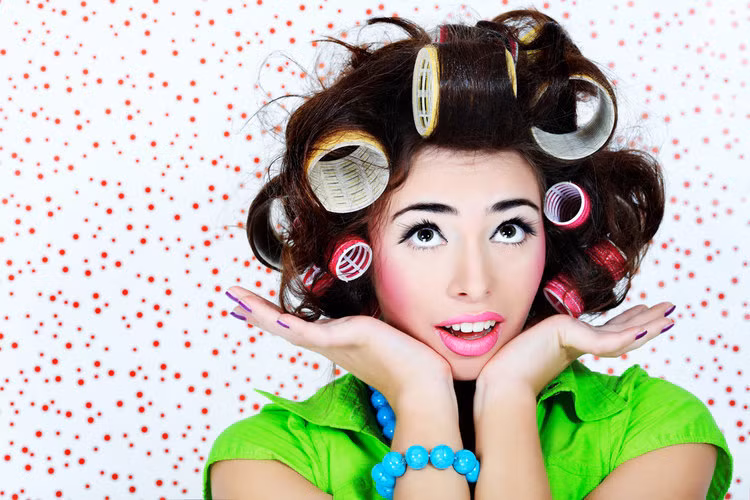 Dùng lô cuốn tóc: Sau khi sấy khô tóc, dùng lô mút cuốn lên tóc. Trong thời gian chờ đợi, bạn có thể tranh thủ sửa soạn những thứ còn lại. Trước khi ra khỏi nhà bạn chỉ cần tháo lô ra là mái tóc sẽ bồng bềnh đầy sức sống. 