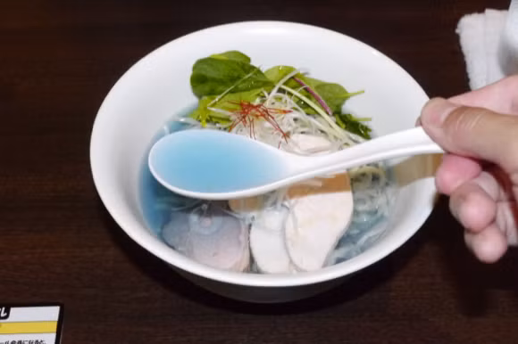 Trước mì ramen xanh của Kipposhi thì cũng đã từng có phiên bản mì lạnh xanh vì có Pycocyanin, một chất có trong tảo biển. Không chỉ ngon và tốt cho sức khỏe, mì lạnh xanh còn được mời chào là có tác dụng chống lão hóa. 