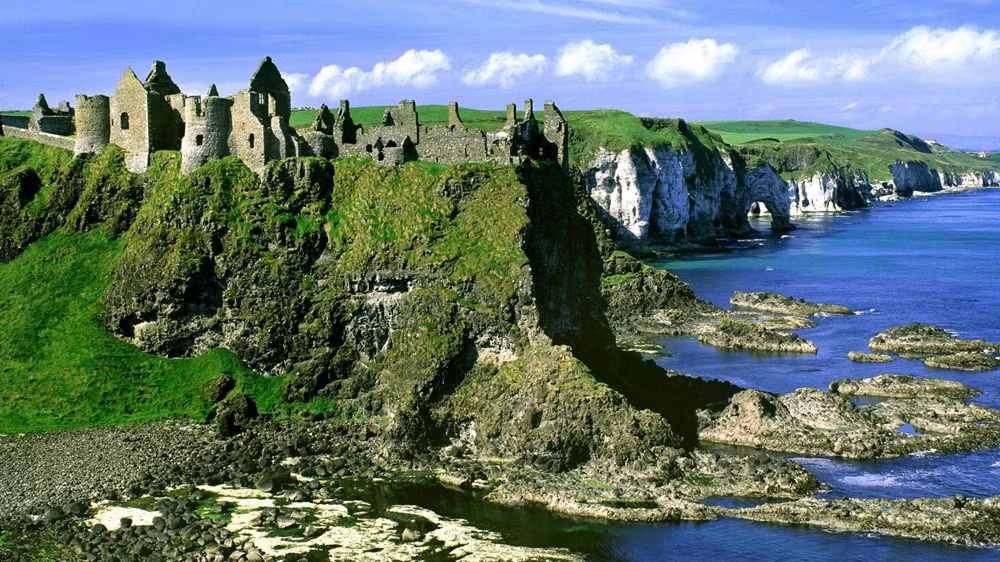 Ireland: Không chỉ nổi tiếng với hình ảnh đàn cừu thong dong trên những thảm cỏ xanh, Ireland còn sở hữu nhiều lâu đài và tàn tích cổ giữa những thành phố hiện đại năng động.